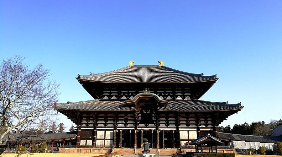 Kuil Todai-ji di Nara dengan patung Buddha raksasa